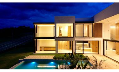 Majestuosa casa campestre minimalista con piscina en Malabar Condominio Campestre. Cerritos. Pereira - Colombia.