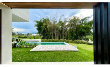 Majestuosa casa campestre minimalista con piscina en Malabar Condominio Campestre. Cerritos. Pereira - Colombia.