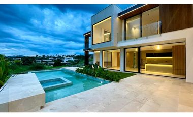 Majestuosa casa campestre minimalista con piscina en Malabar Condominio Campestre. Cerritos. Pereira - Colombia.