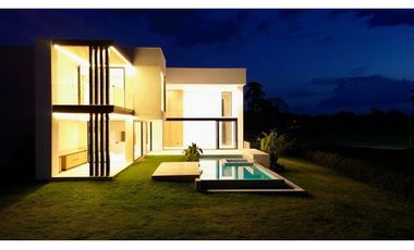 Majestuosa casa campestre minimalista con piscina en Malabar Condominio Campestre. Cerritos. Pereira - Colombia.