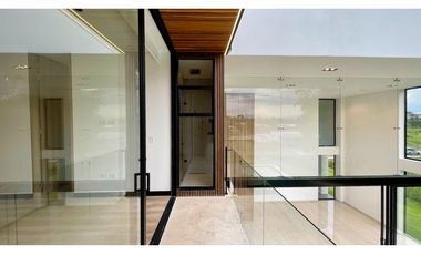 Majestuosa casa campestre minimalista con piscina en Malabar Condominio Campestre. Cerritos. Pereira - Colombia.