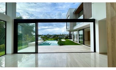 Majestuosa casa campestre minimalista con piscina en Malabar Condominio Campestre. Cerritos. Pereira - Colombia.