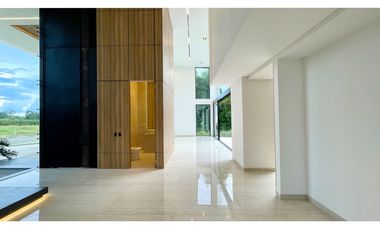 Majestuosa casa campestre minimalista con piscina en Malabar Condominio Campestre. Cerritos. Pereira - Colombia.