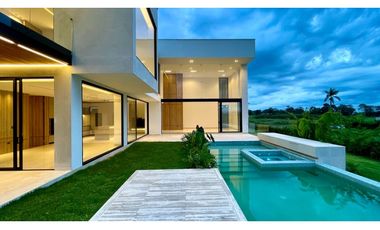 Majestuosa casa campestre minimalista con piscina en Malabar Condominio Campestre. Cerritos. Pereira - Colombia.
