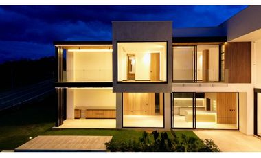 Majestuosa casa campestre minimalista con piscina en Malabar Condominio Campestre. Cerritos. Pereira - Colombia.