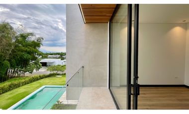 Majestuosa casa campestre minimalista con piscina en Malabar Condominio Campestre. Cerritos. Pereira - Colombia.