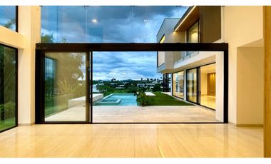 Majestuosa casa campestre minimalista con piscina en Malabar Condominio Campestre. Cerritos. Pereira - Colombia.