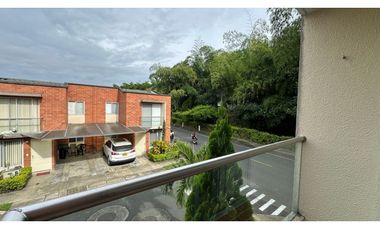 Magnifica Casa Esquinera en Cerritos campestre