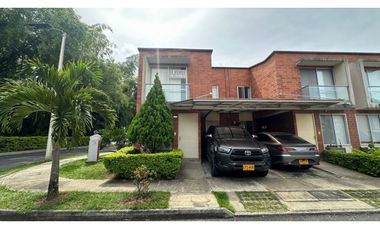 Magnifica Casa Esquinera en Cerritos campestre