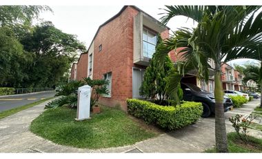 Magnifica Casa Esquinera en Cerritos campestre