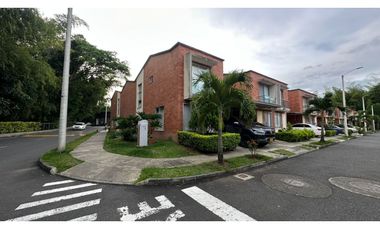 Magnifica Casa Esquinera en Cerritos campestre