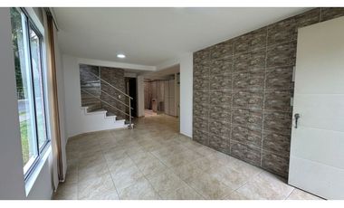 Magnifica Casa Esquinera en Cerritos campestre