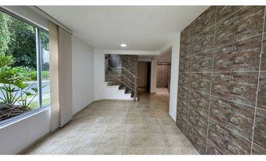 Magnifica Casa Esquinera en Cerritos campestre