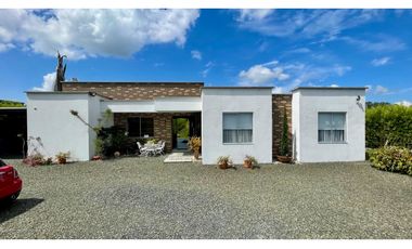 Extraordinaria casa campestre de un solo nivel en Las Margaritas Condominio Campestre. Combia. Pereira - Colombia.