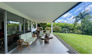 Extraordinaria casa campestre de un solo nivel en Las Margaritas Condominio Campestre. Combia. Pereira - Colombia.