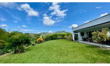 Extraordinaria casa campestre de un solo nivel en Las Margaritas Condominio Campestre. Combia. Pereira - Colombia.