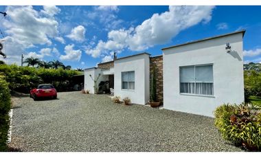 Extraordinaria casa campestre de un solo nivel en Las Margaritas Condominio Campestre. Combia. Pereira - Colombia.