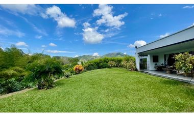 Extraordinaria casa campestre de un solo nivel en Las Margaritas Condominio Campestre. Combia. Pereira - Colombia.