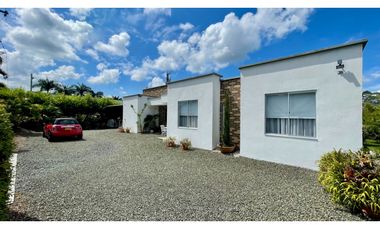 Extraordinaria casa campestre de un solo nivel en Las Margaritas Condominio Campestre. Combia. Pereira - Colombia.