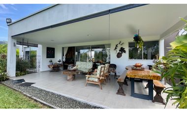 Extraordinaria casa campestre de un solo nivel en Las Margaritas Condominio Campestre. Combia. Pereira - Colombia.