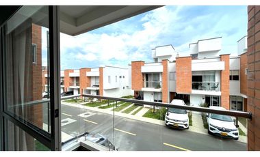 Extraordinaria casa remodelada de 151 m2 en Reservas del Campo. Galicia. Pereira - Colombia.