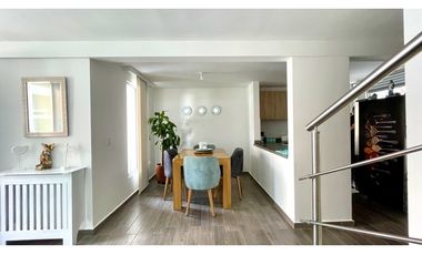 Extraordinaria casa remodelada de 151 m2 en Reservas del Campo. Galicia. Pereira - Colombia.