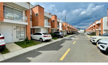 Extraordinaria casa remodelada de 151 m2 en Reservas del Campo. Galicia. Pereira - Colombia.