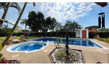 Casa campestre con piscina y de un solo nivel en Combia