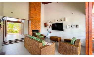 Casa campestre con piscina y de un solo nivel en Combia