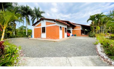 Casa campestre con piscina y de un solo nivel en Combia