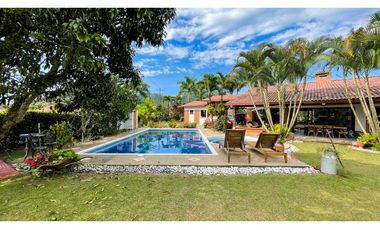 Casa campestre con piscina y de un solo nivel en Combia