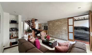 Hermosa casa medianera en venta la Villa Olimpica. Pereira.