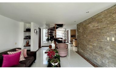 Hermosa casa medianera en venta la Villa Olimpica. Pereira.