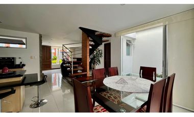 Hermosa casa medianera en venta la Villa Olimpica. Pereira.