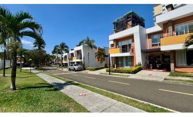 Hermosa casa medianera en venta la Villa Olimpica. Pereira.