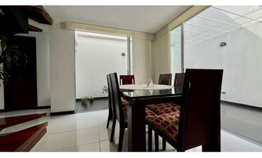 Hermosa casa medianera en venta la Villa Olimpica. Pereira.