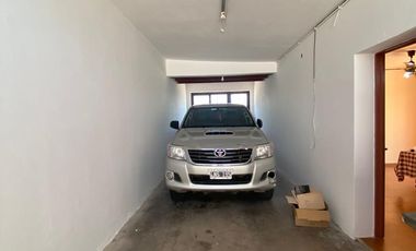 Casa de 3 Dormit   Dependencia de Servicio / Departamento  3 Bños y Cochera p/3 Vehiculos!