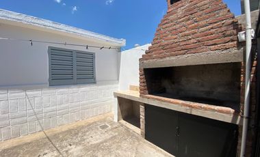 Casa de 3 Dormit   Dependencia de Servicio / Departamento  3 Bños y Cochera p/3 Vehiculos!