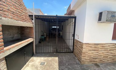 Casa de 3 Dormit   Dependencia de Servicio / Departamento  3 Bños y Cochera p/3 Vehiculos!