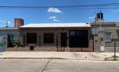 Casa de 3 Dormit   Dependencia de Servicio / Departamento  3 Bños y Cochera p/3 Vehiculos!