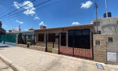 Casa de 3 Dormit   Dependencia de Servicio / Departamento  3 Bños y Cochera p/3 Vehiculos!