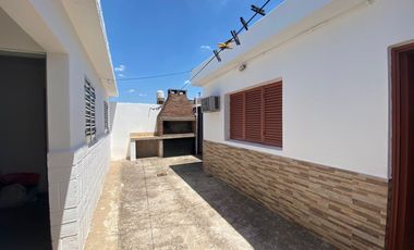 Casa de 3 Dormit   Dependencia de Servicio / Departamento  3 Bños y Cochera p/3 Vehiculos!