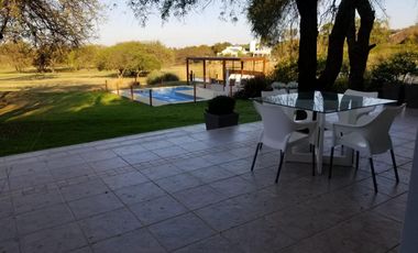 Casa AMOBLADA fondo Golf, 4 dorm. pileta y gran patio Lomas de La Carolina
