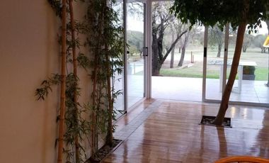 Casa AMOBLADA fondo Golf, 4 dorm. pileta y gran patio Lomas de La Carolina