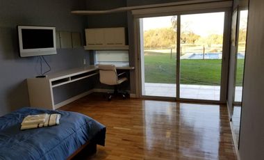 Casa AMOBLADA fondo Golf, 4 dorm. pileta y gran patio Lomas de La Carolina