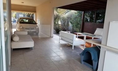 Casa AMOBLADA fondo Golf, 4 dorm. pileta y gran patio Lomas de La Carolina
