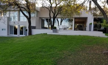 Casa AMOBLADA fondo Golf, 4 dorm. pileta y gran patio Lomas de La Carolina