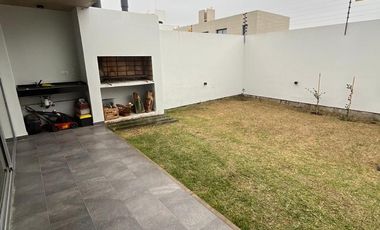 DUPLEX 4 DORMITORIOS EN PRADOS DE MANANTIALES
