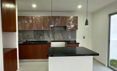 Casa en RENTA con recamara en planta baja en Lomas de la Rioja