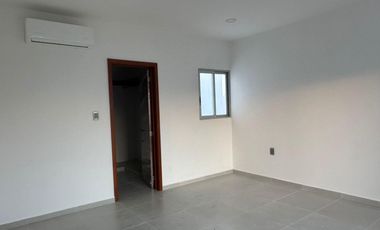 Casa en RENTA con recamara en planta baja en Lomas de la Rioja